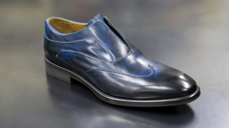 スポットライトがつくる陰影を手染めで具現化 - yuhaku online shop