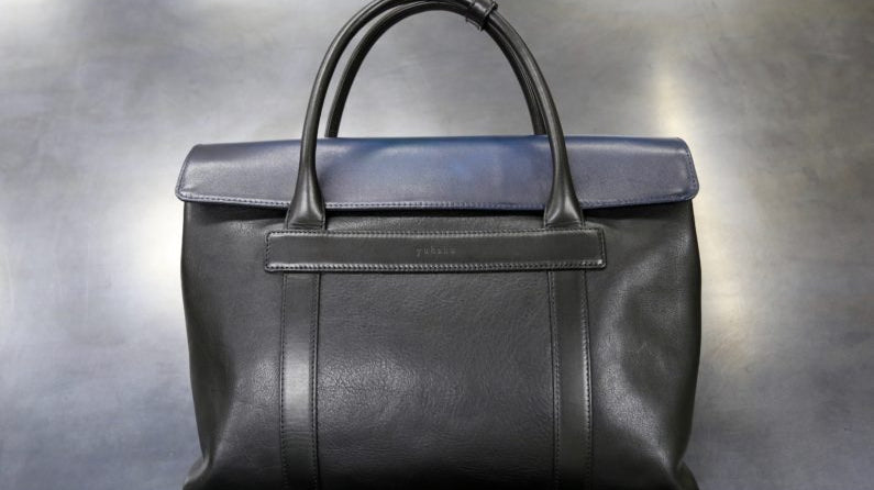 グラデーションカラーのレザーを部分使いして光を表現 - yuhaku online shop