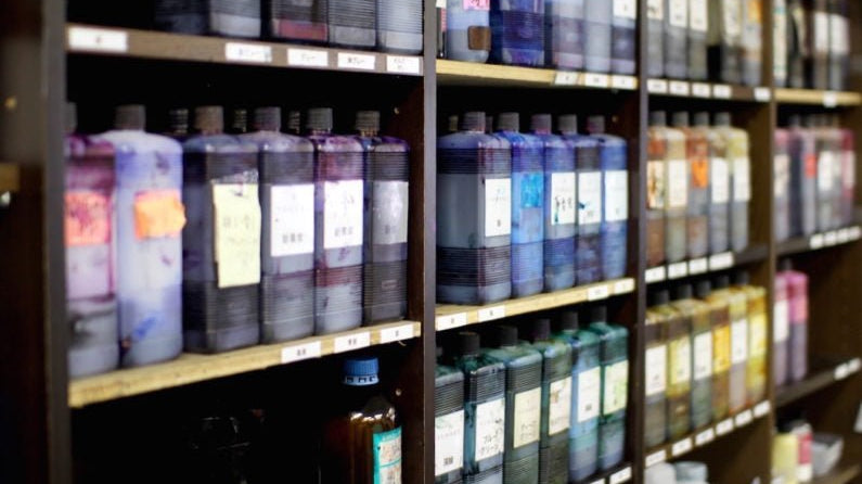 世界一の手染めレザーブランド yuhakuができるまで vol.02:手染め - yuhaku online shop