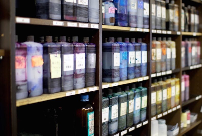 世界一の手染めレザーブランド yuhakuができるまで vol.02：手染め - yuhaku online shop