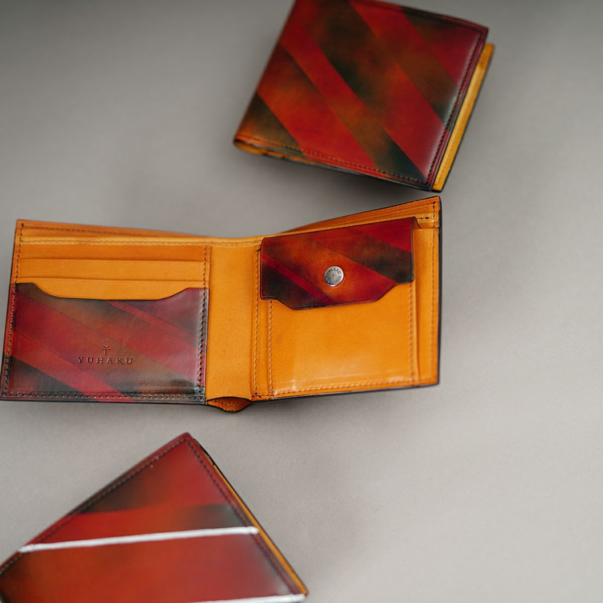 YAR152 二つ折り財布「屋根裏の散歩者」 ｜美しい色彩の革財布、革製品