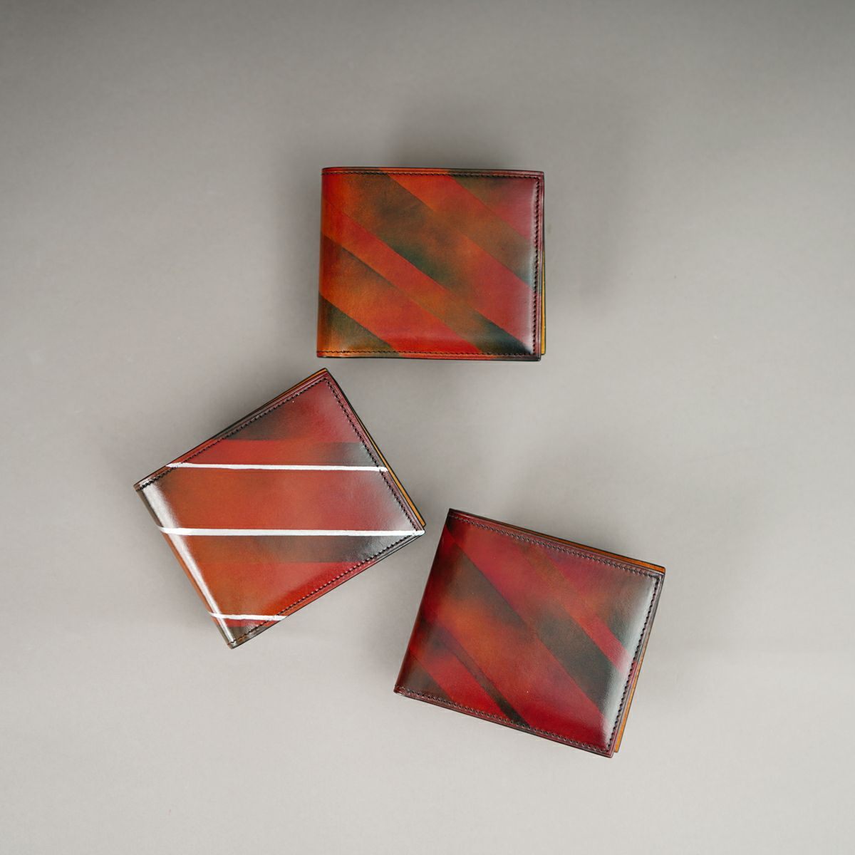 YAR152 二つ折り財布「屋根裏の散歩者」 ｜美しい色彩の革財布、革製品