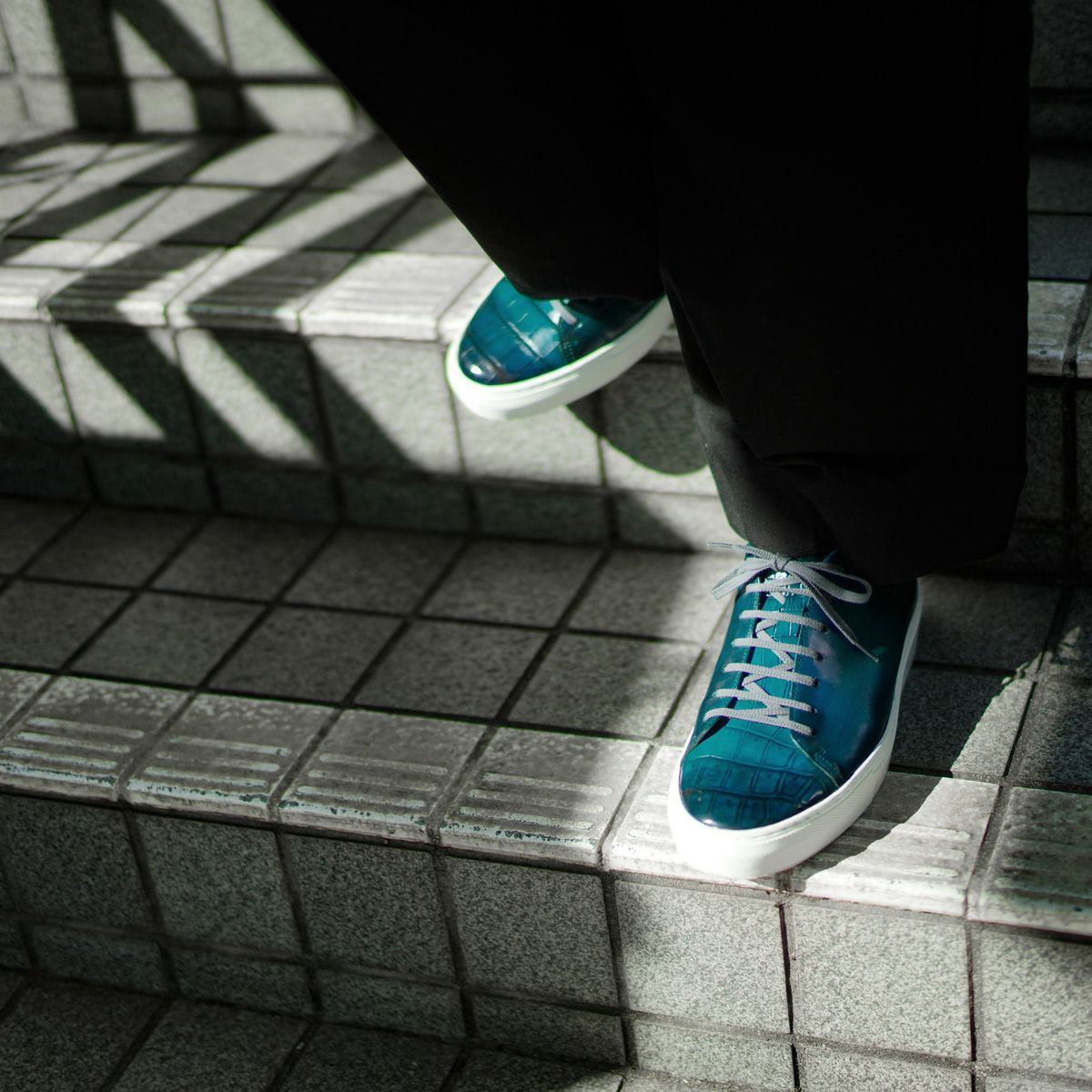 YFA2806 クロコダイルコンビ スニーカー ｜美しい色彩の革財布、革製品